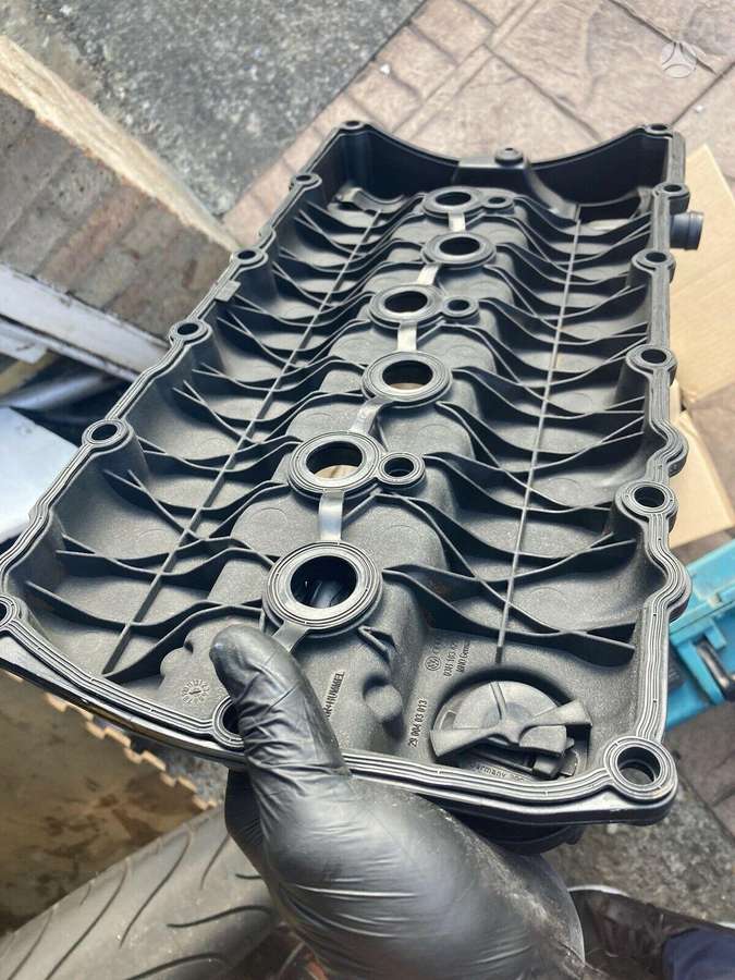 Porsche Cayenne variklio detalės