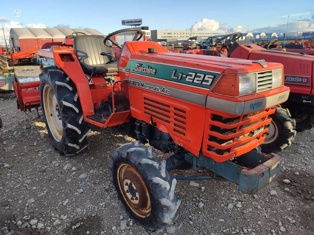 Kubota VISI MODELIAI, tractors