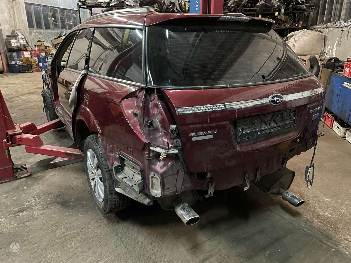 Subaru Outback dalimis