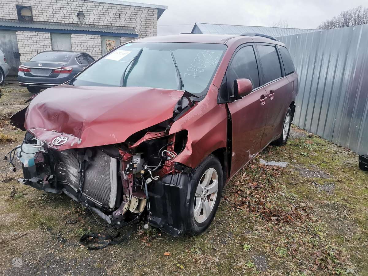 Toyota Sienna dalimis