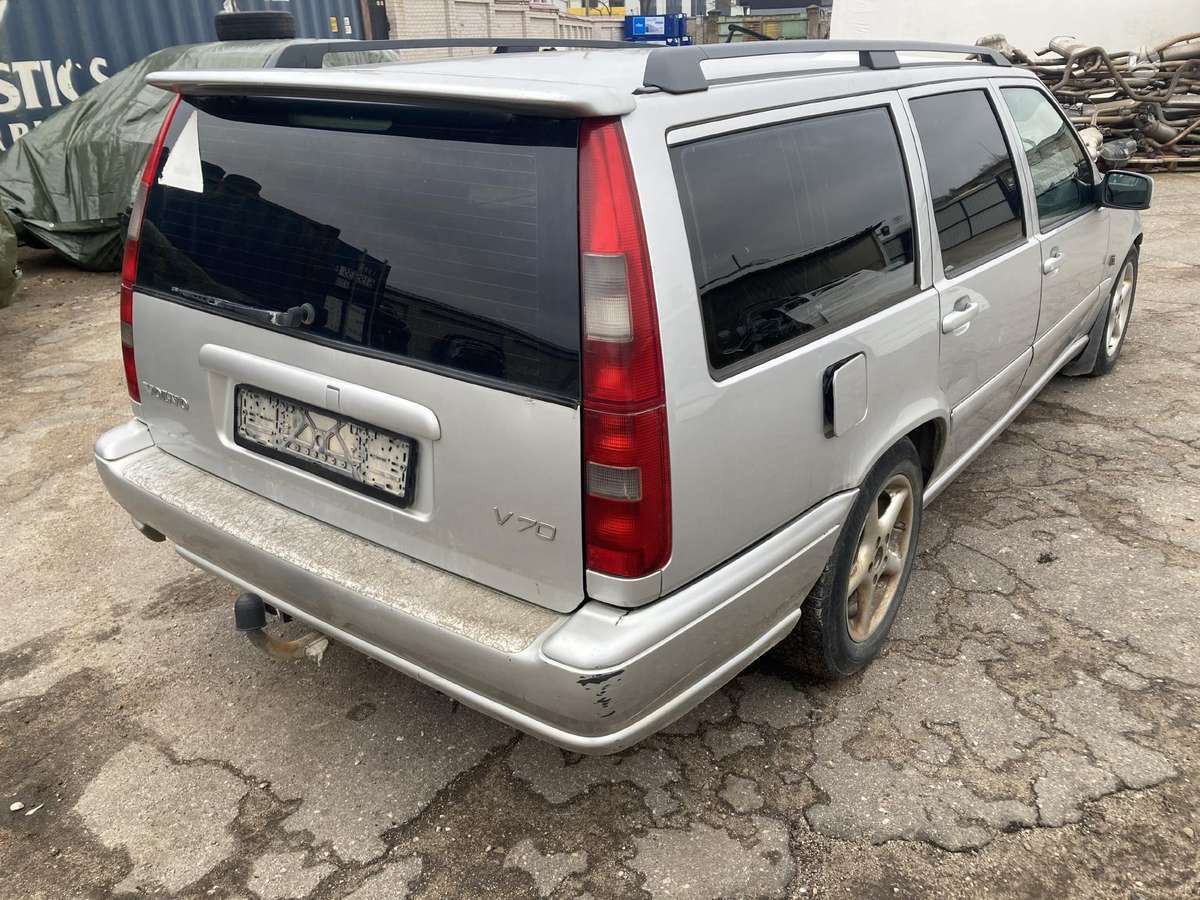 Volvo V70 for parts