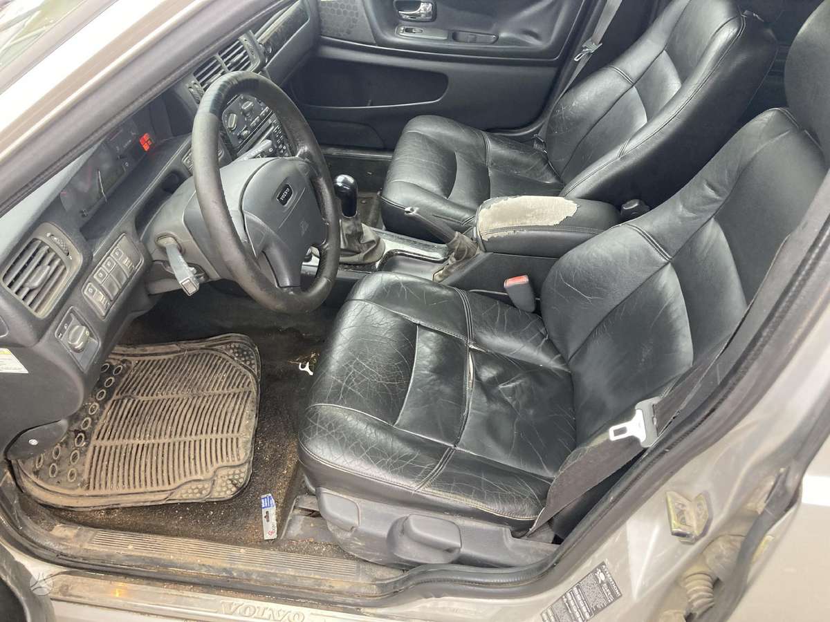 Volvo V70 for parts