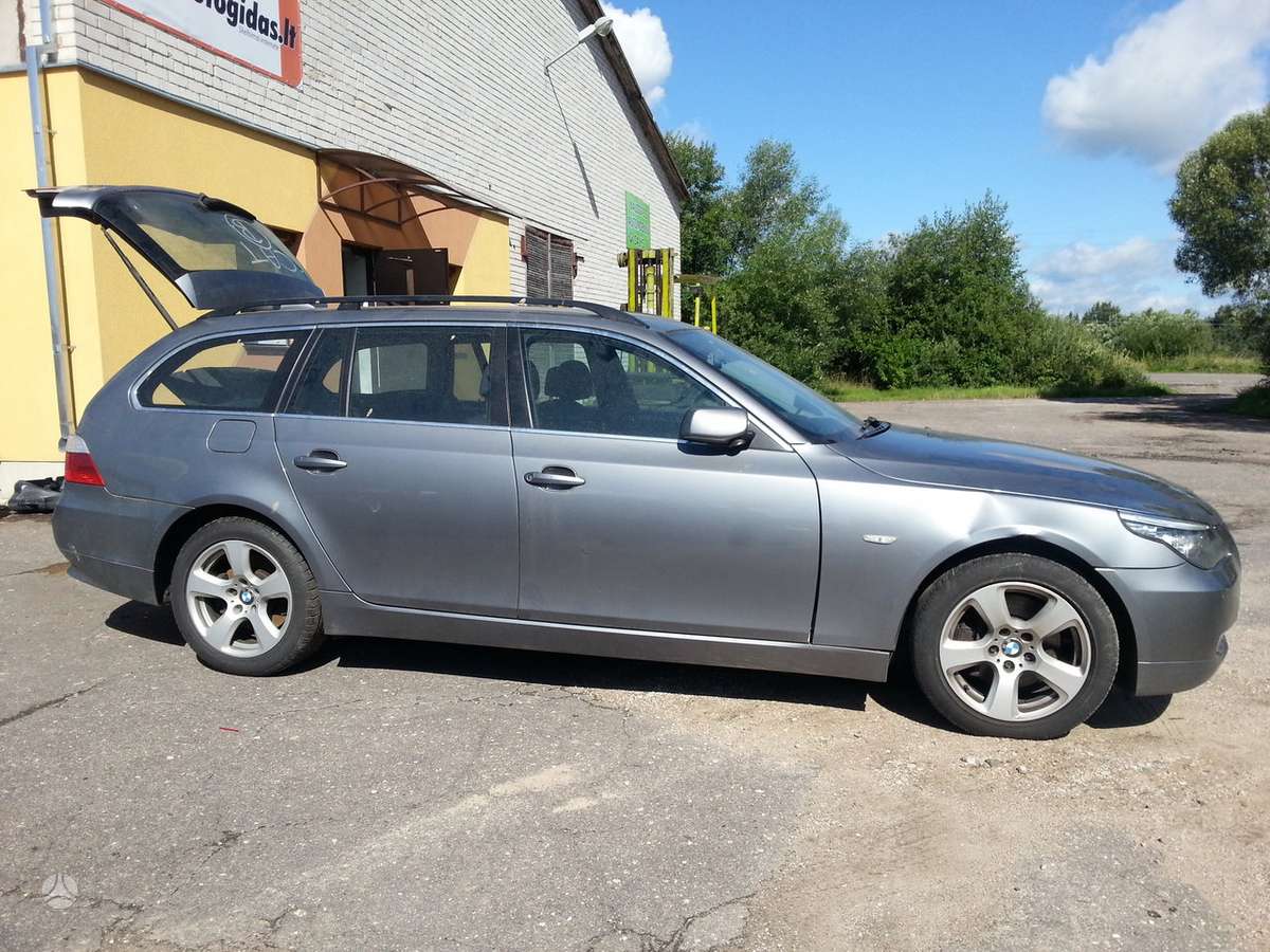 BMW 530 juodas stogo apmusimas