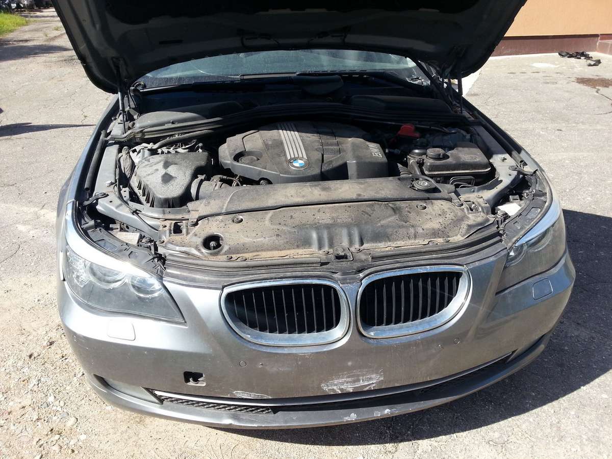 BMW 530 juodas stogo apmusimas