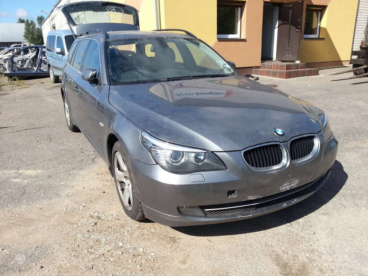 BMW 530 juodas stogo apmusimas