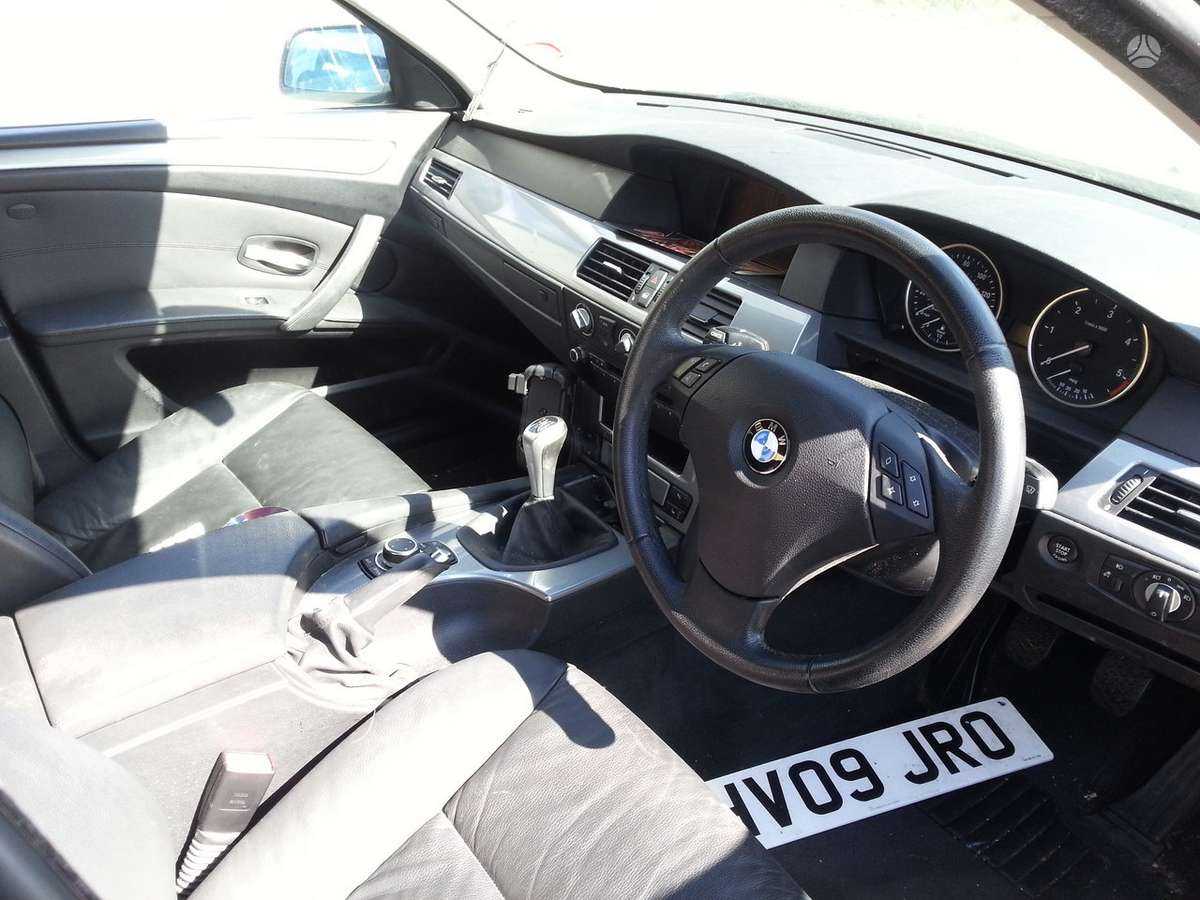 BMW 530 juodas stogo apmusimas