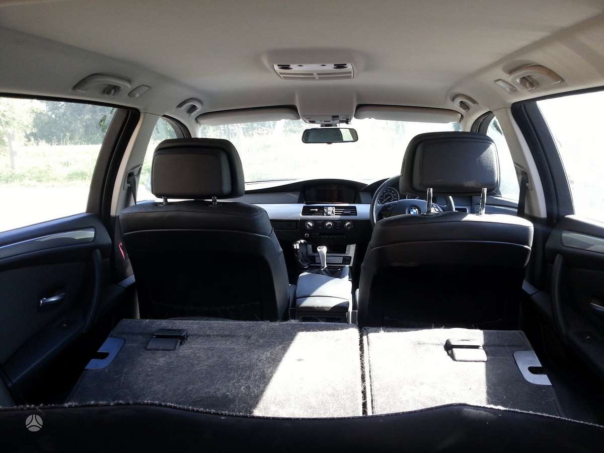 BMW 530 juodas stogo apmusimas