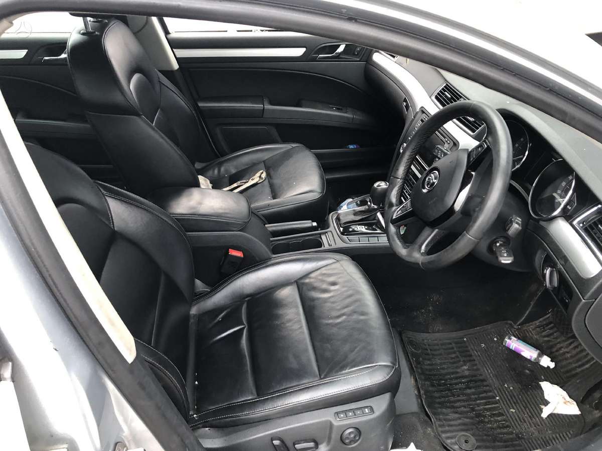 Skoda Superb dalimis. Dalimis