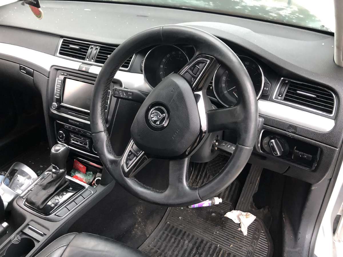Skoda Superb rezerves daļās. Dalimis