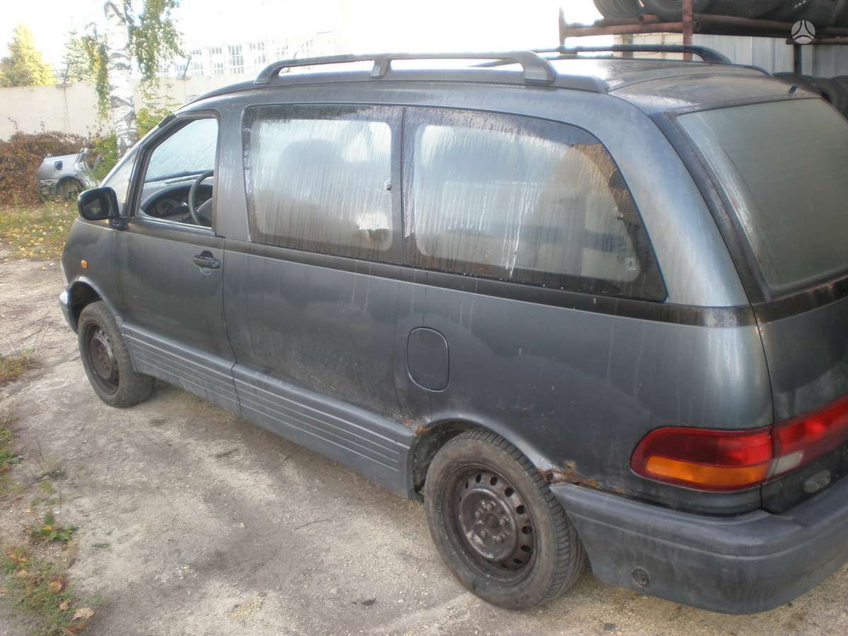 Toyota Previa dalimis. Motora netu
