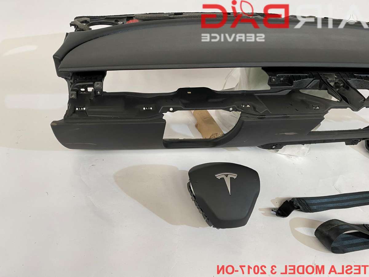 Tesla Model 3 panelė, oro pagalvės, saugos diržai