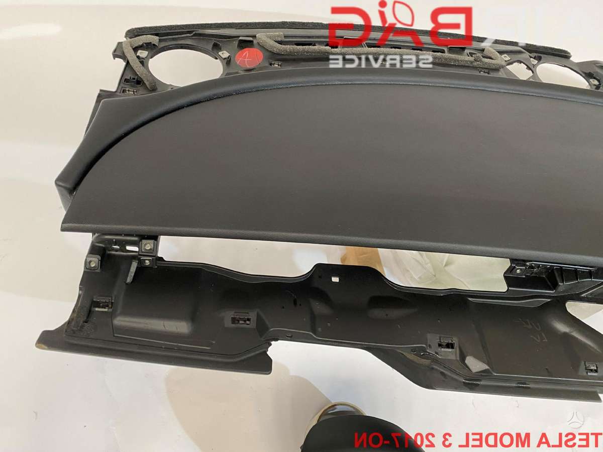 Tesla Model 3 консоль, подушки безопасности, ремни безопасности
