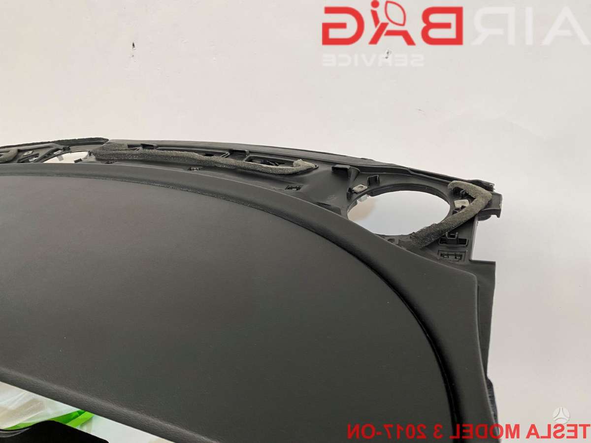 Tesla Model 3 panelė, oro pagalvės, saugos diržai