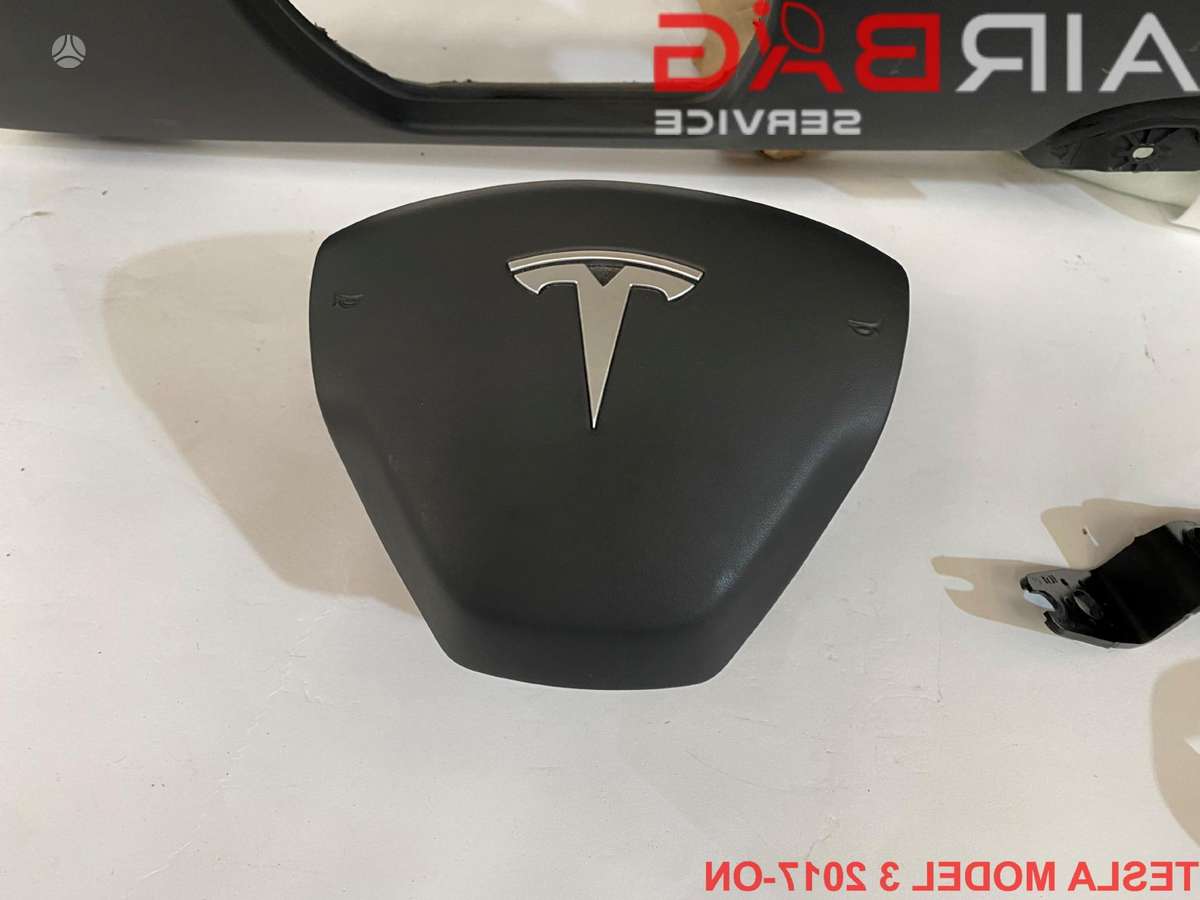 Tesla Model 3 panelė, oro pagalvės, saugos diržai