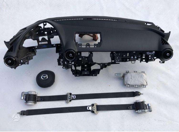 Mazda 2 консоль, подушки безопасности, ремни безопасности