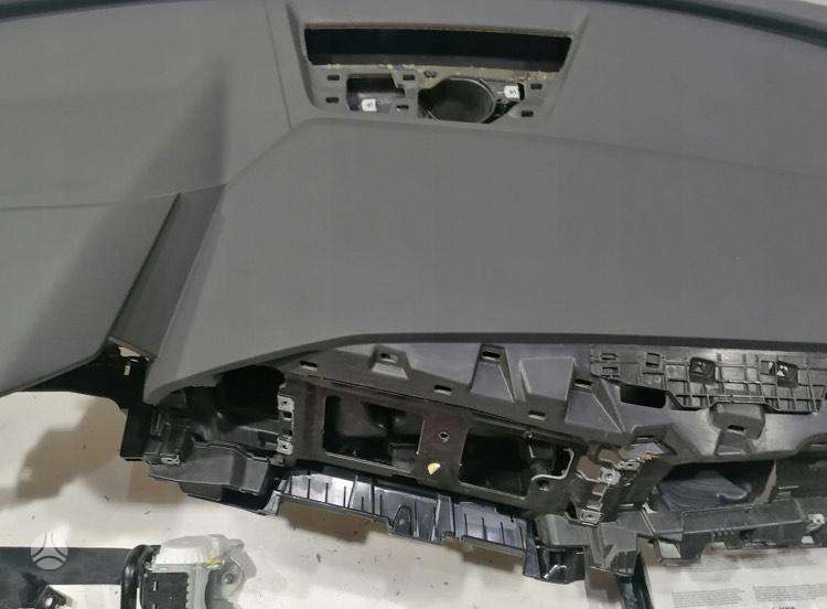 Audi Q4 e-tron panelė, oro pagalvės, saugos diržai