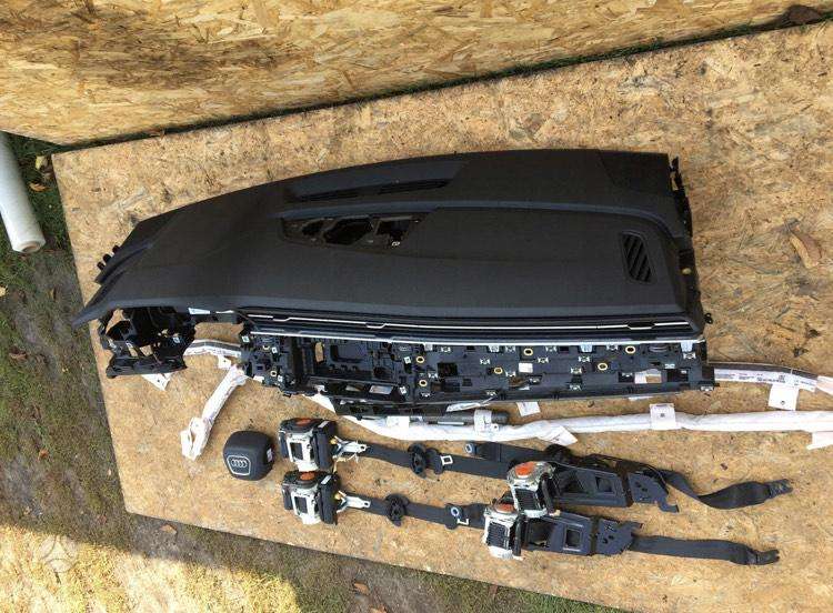 Audi Q8 panelė, oro pagalvės, saugos diržai