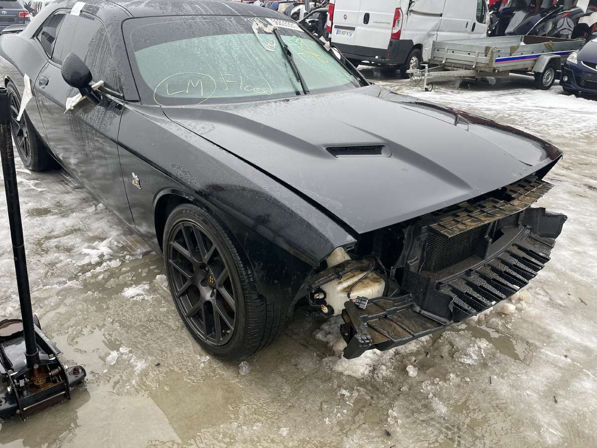 Dodge Challenger dalimis