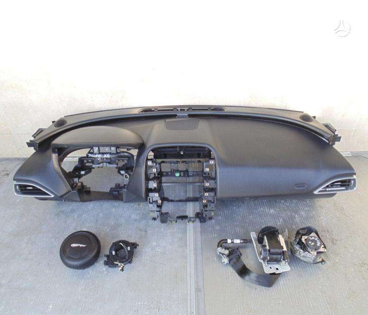 Jaguar XE panelė, oro pagalvės, saugos diržai