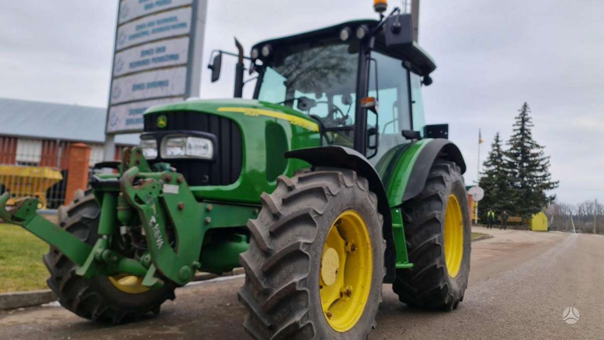 John Deere 5820, traktori