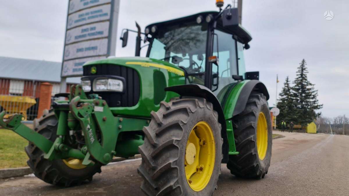John Deere 5820, traktoriai