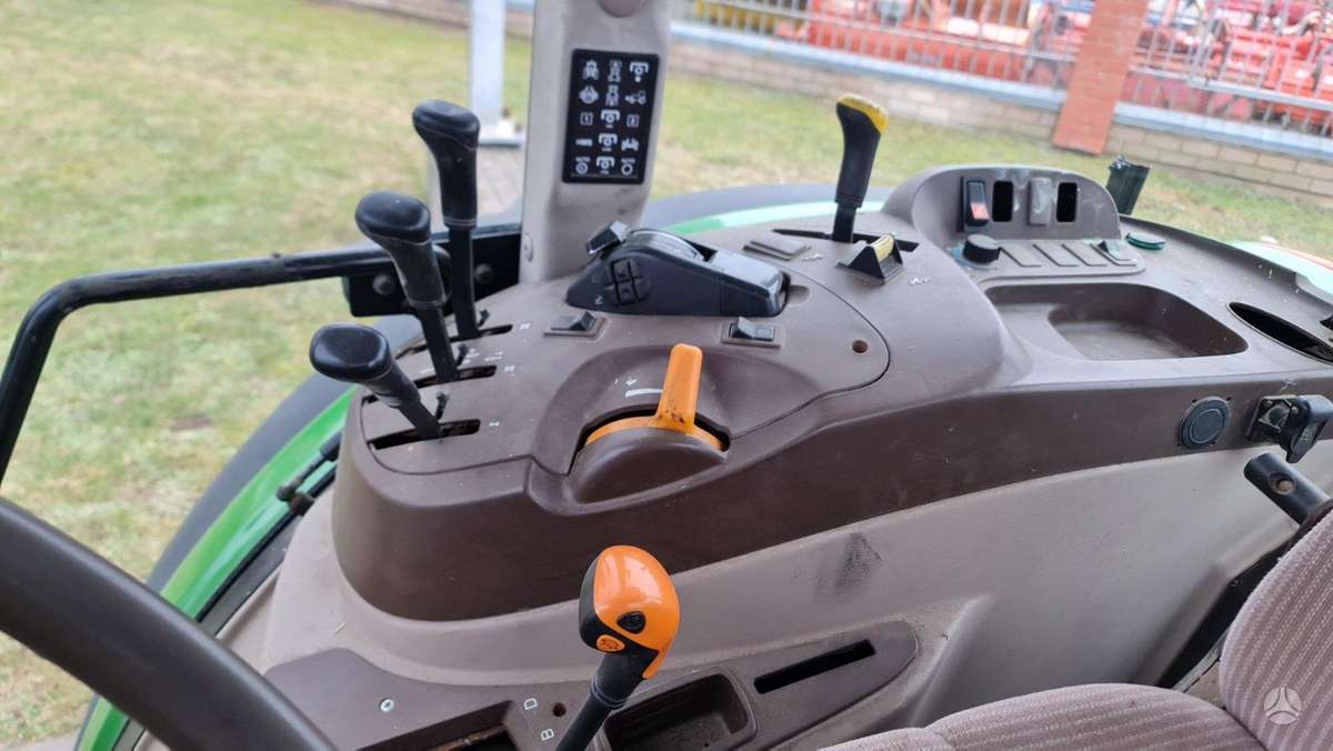 John Deere 5820, tractors