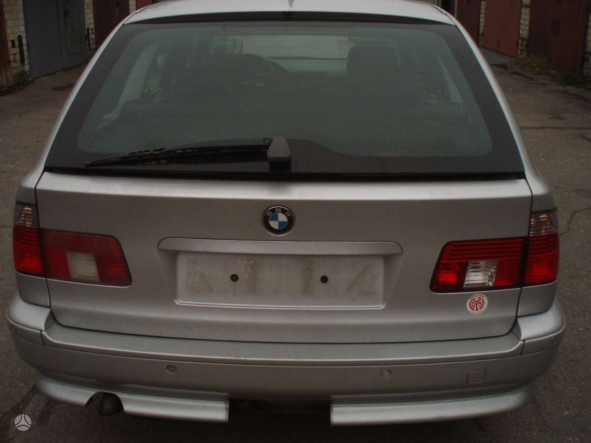 BMW 525 dalimis. Dalimis