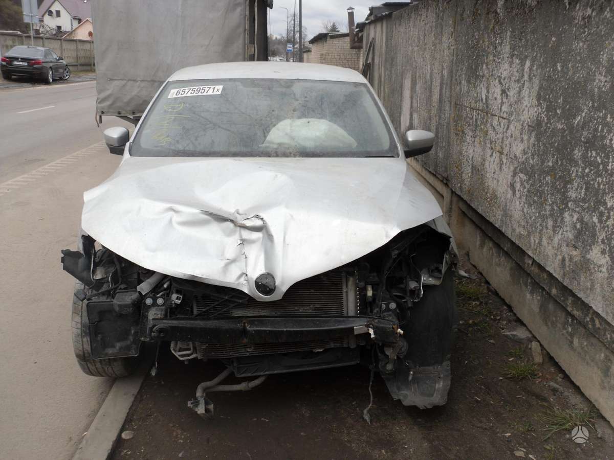 Skoda Rapid dalimis