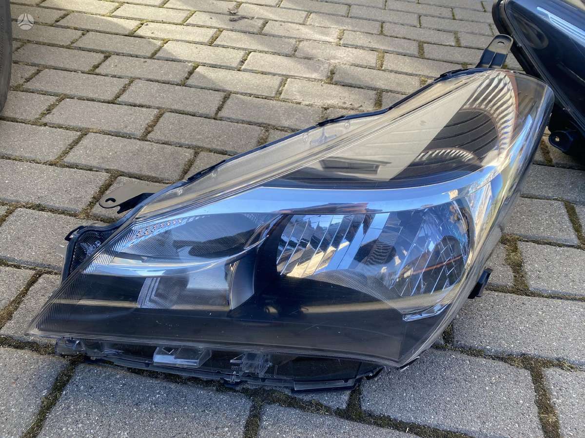 Toyota Yaris двери, фары