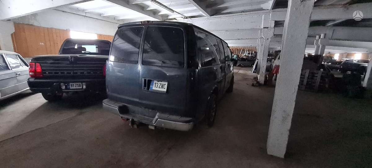 GMC Savana dalimis