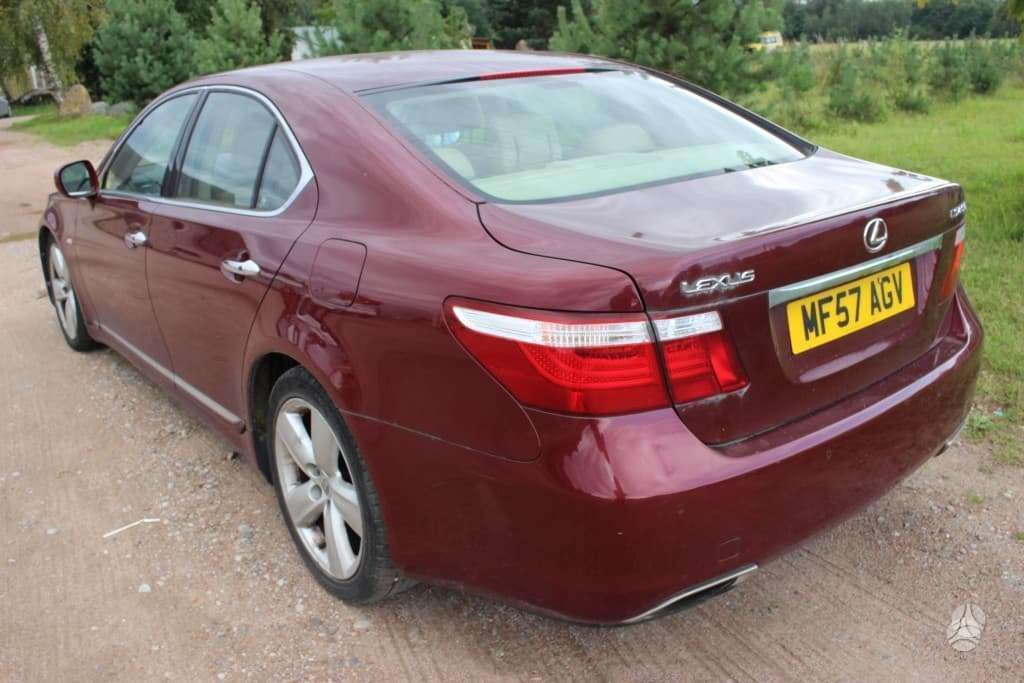Lexus LS 460 dalimis