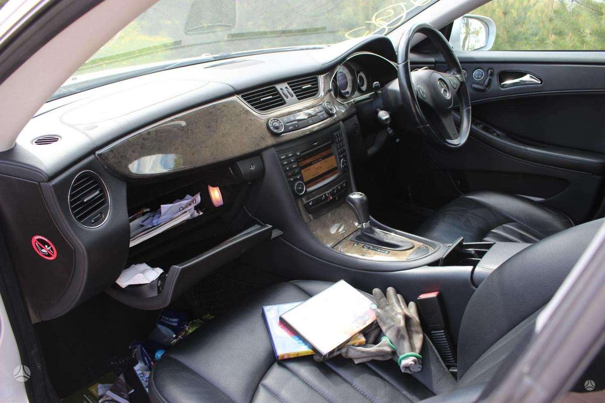 Mercedes-Benz CLS320 dalimis
