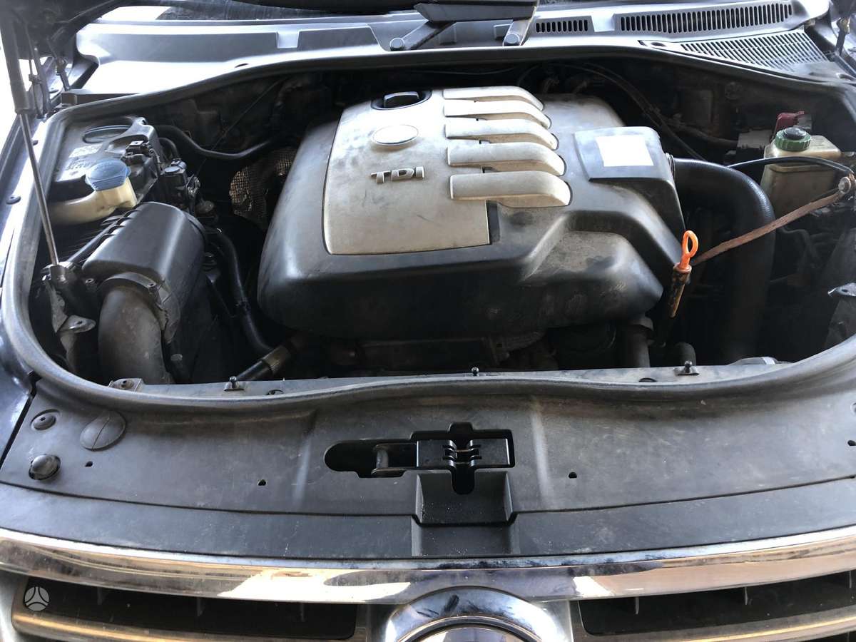 Volkswagen Touareg dalimis.