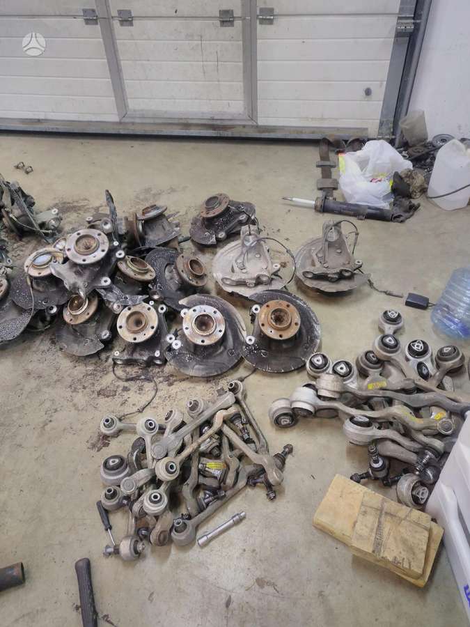 BMW 320 4 4 priekiniu zibintu nera