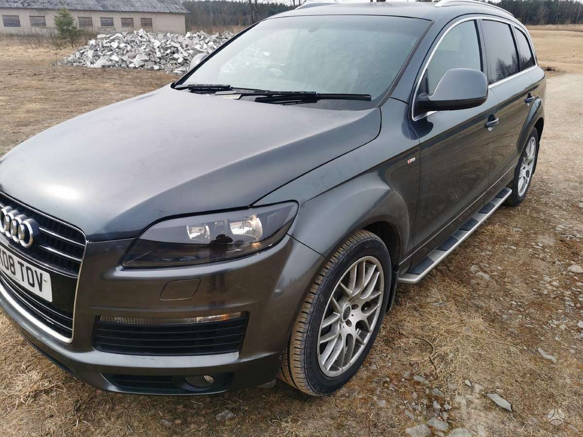 Audi Q7 dalimis. Sline