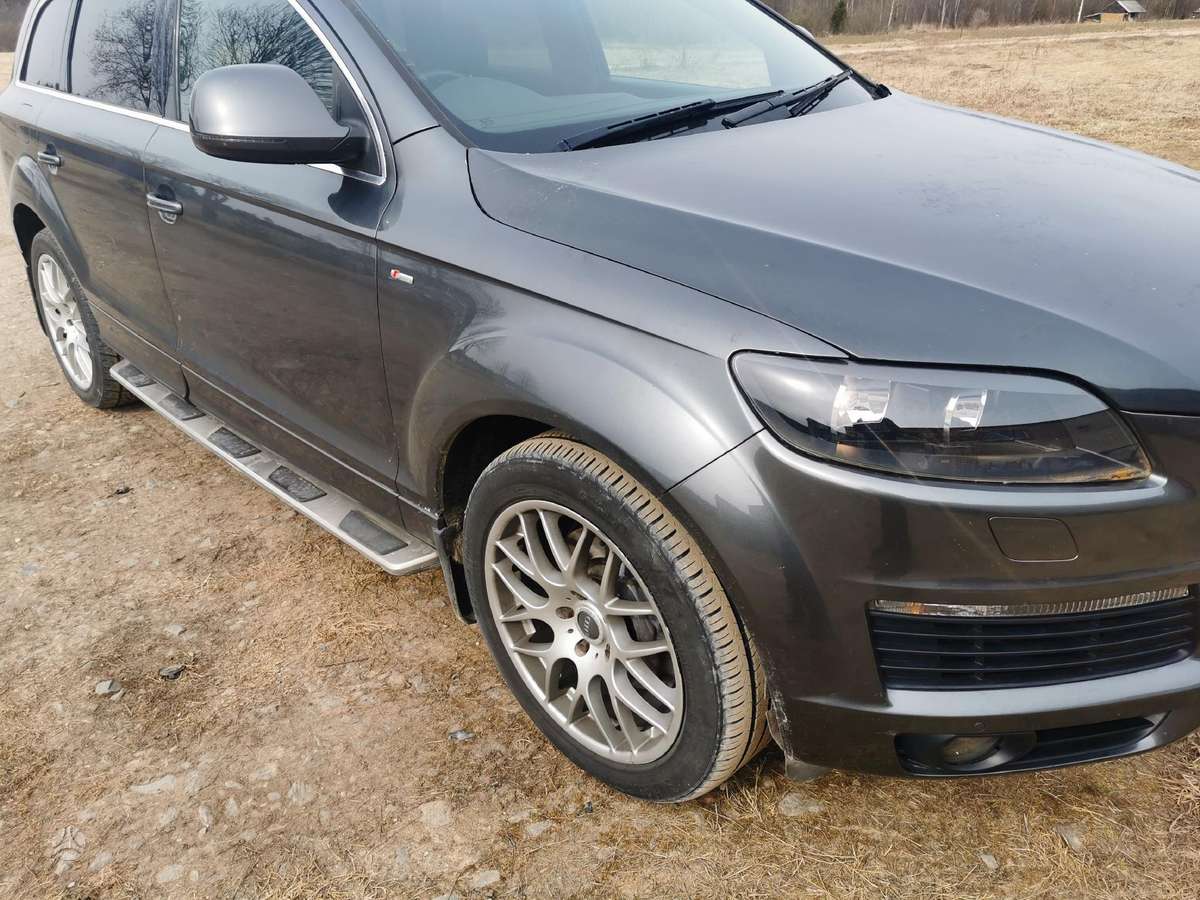 Audi Q7 dalimis. Sline
