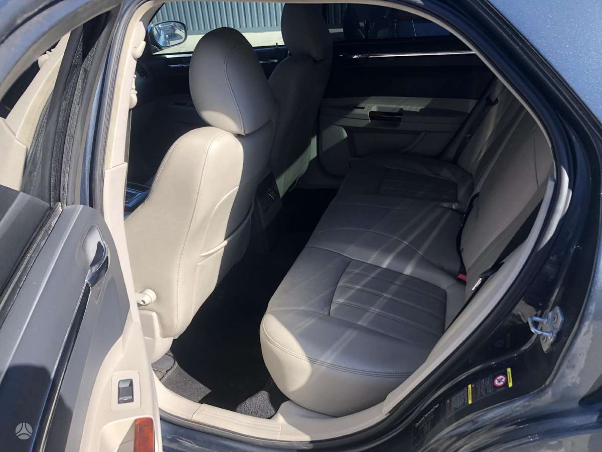 Chrysler 300C dalimis