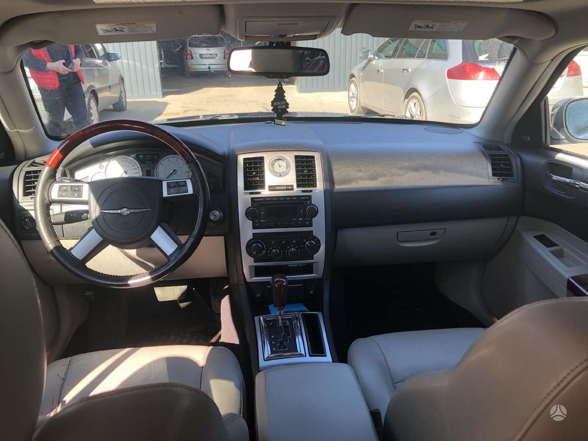 Chrysler 300C dalimis