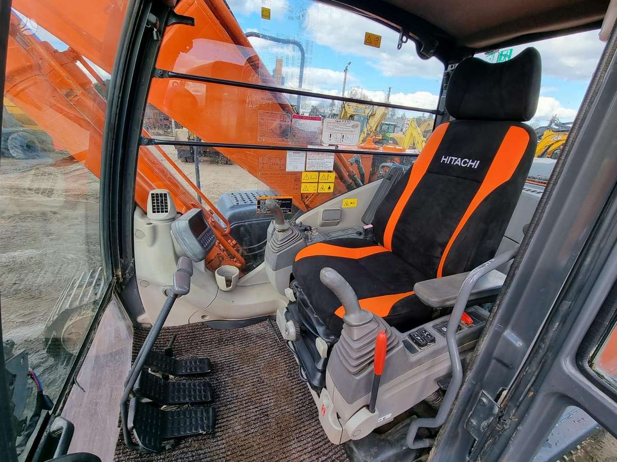 Hitachi ZX210LC-3, ekskavatoriai