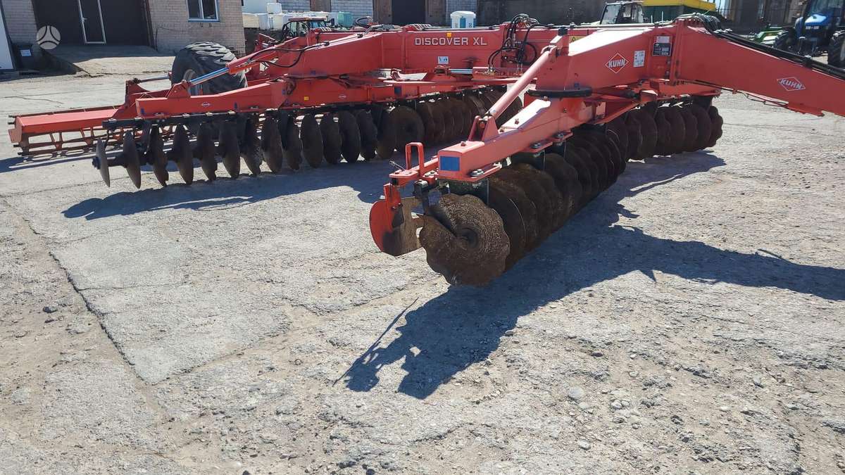 Kuhn DISCOVER XL 52, scrapers, scrubbers