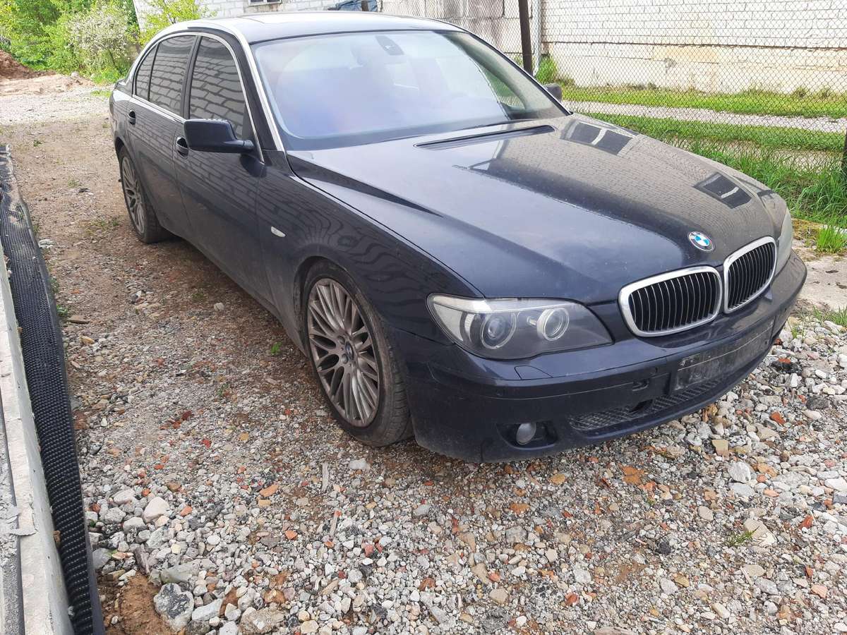 BMW 745
