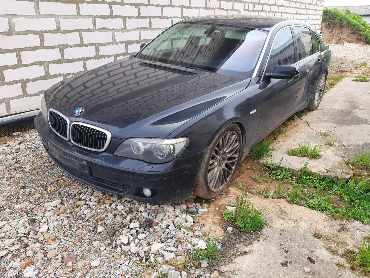 BMW 745