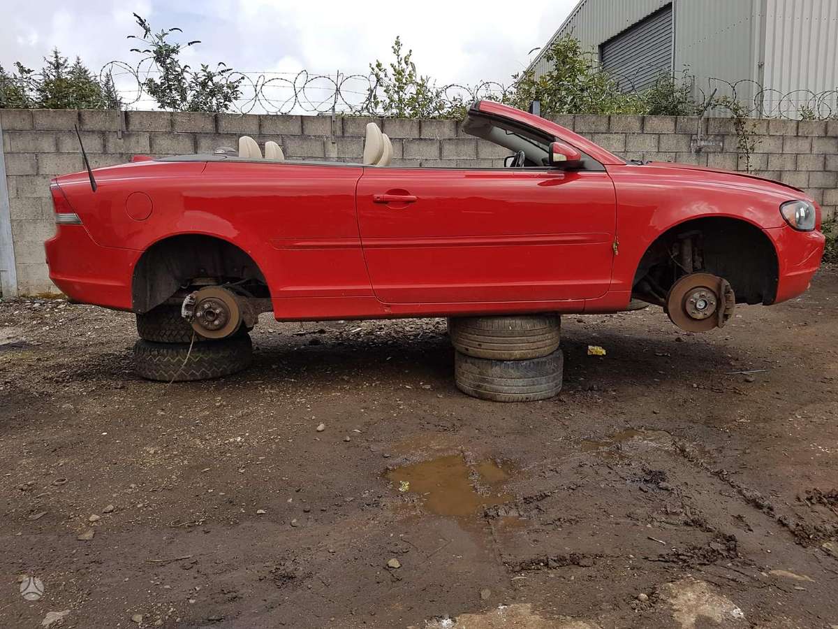 Volvo C70 dalimis