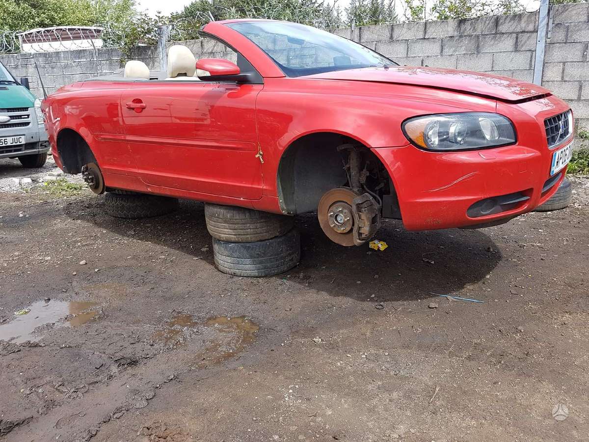 Volvo C70 dalimis