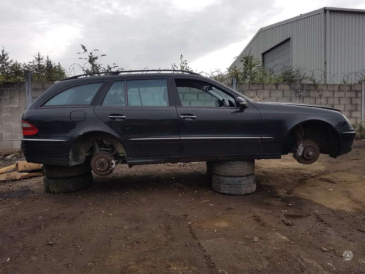 Mercedes-Benz E320 по частям