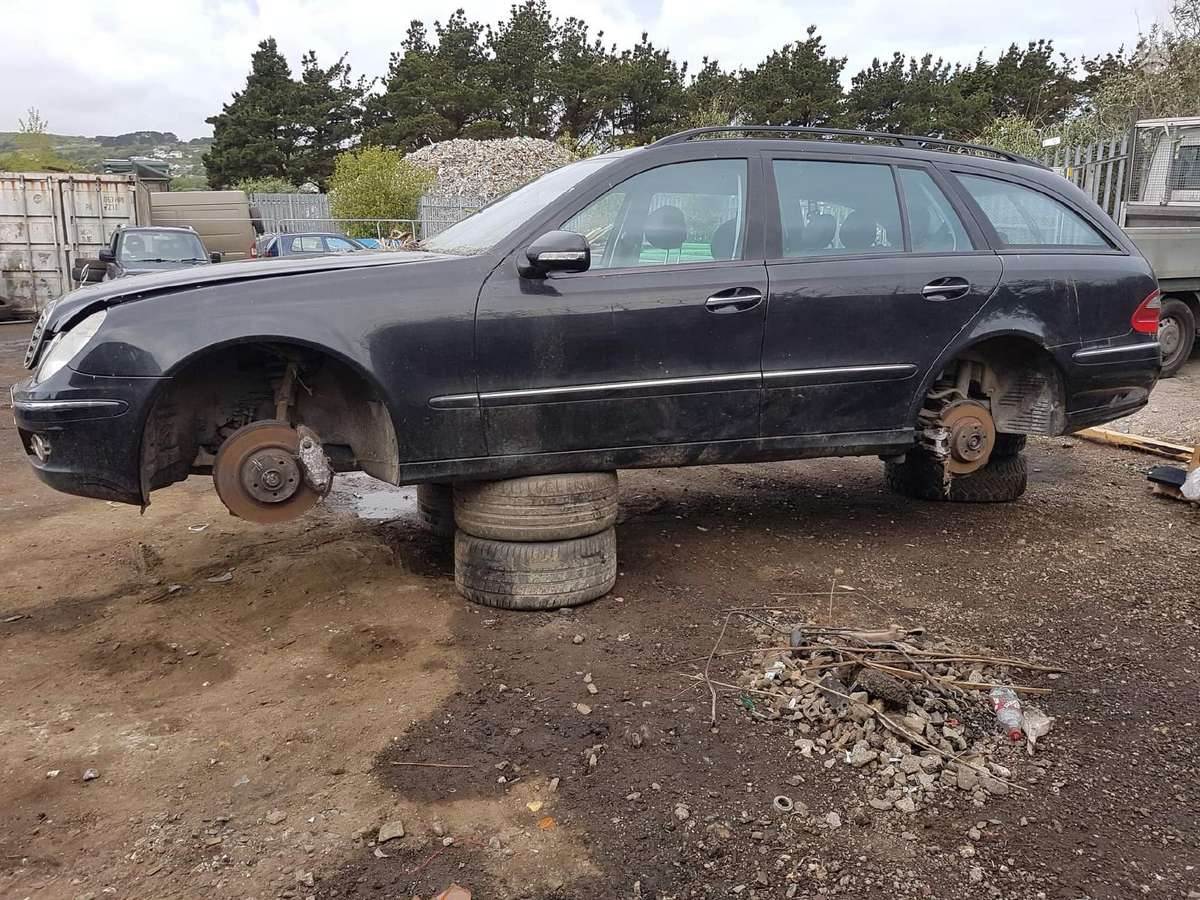 Mercedes-Benz E320 по частям