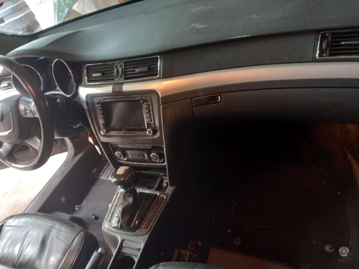 Skoda Superb dalimis
