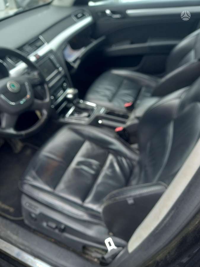 Skoda Superb dalimis