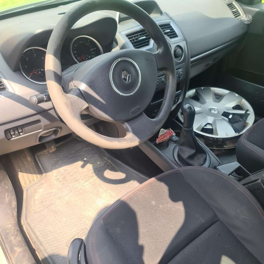 Renault Megane dalimis. Europa dalimis