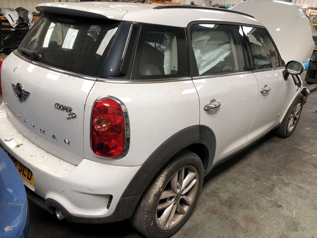 Mini Countryman dalimis. Dalimis